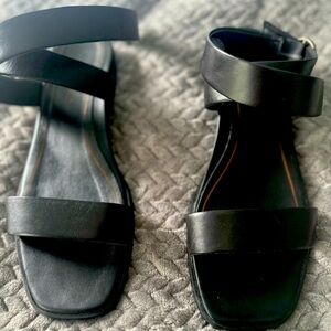 Vionic Anaya, black leather, strappy, ortho sandal. Size 8.5